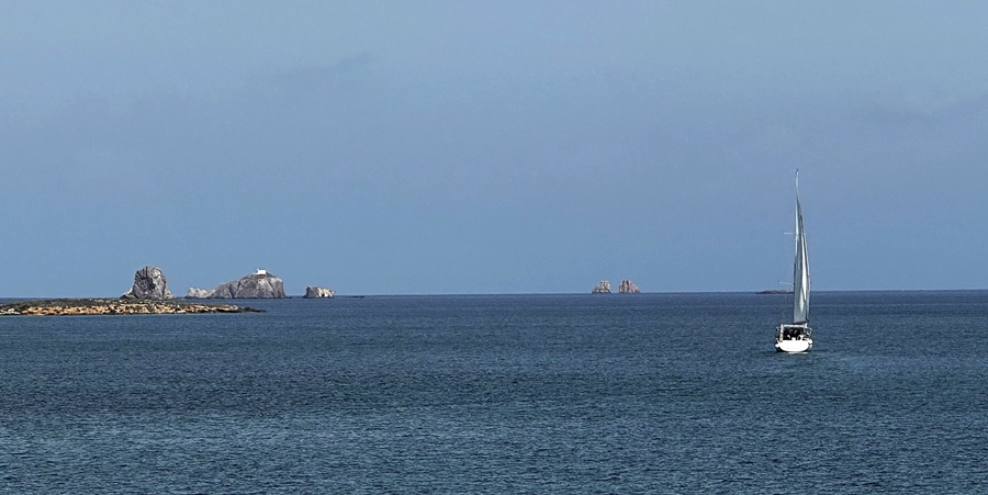 Πως η ξεχασμένη Αντίπαρος έγινε σε 25 χρόνια προορισμός υψηλών προδιαγραφών. Και μερικά λίαν ενδιαφέροντα συμπεράσματα...