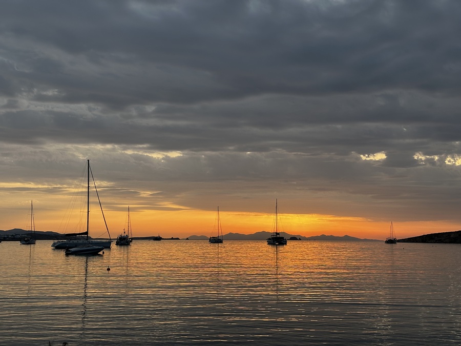 ΠΑΡΟΣ: Από την γραφικότητα στον κοσμοπολιτισμό!...