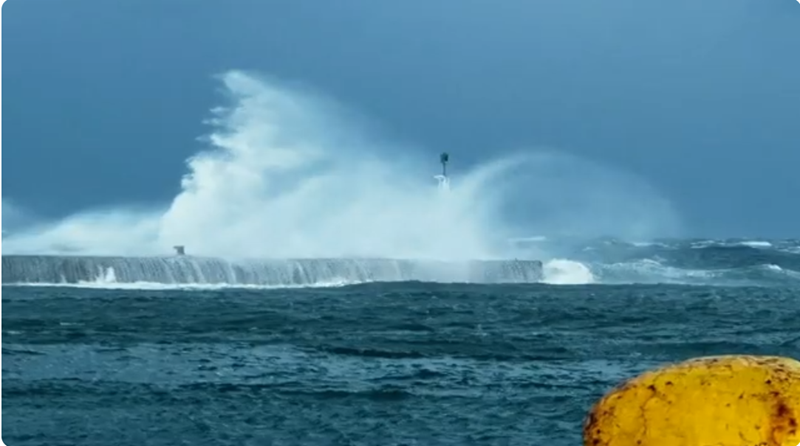 Η καταιγίδα χτυπά το λιμάνι της Ραφήνας 