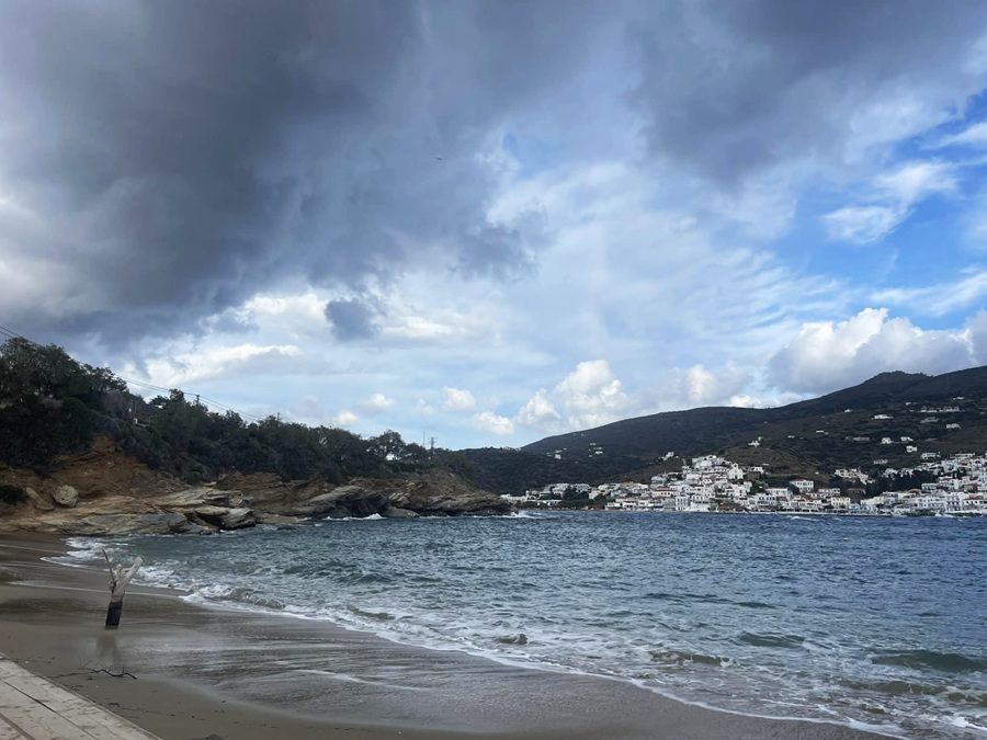 Με μπόρες, αλλά χωρίς ζημιές, πέρασε η ADEL από την Άνδρο.