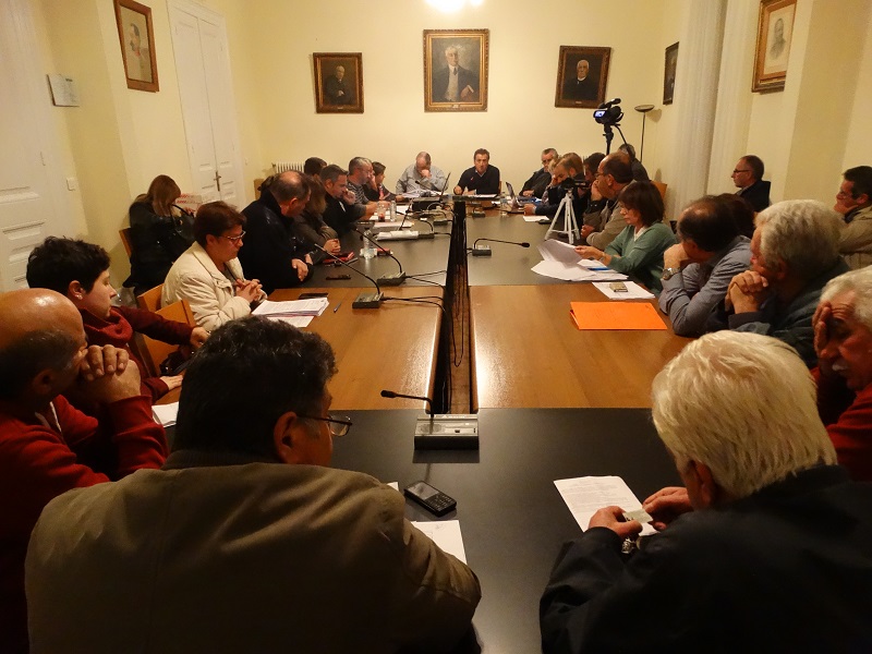 Οι τρεις δημοτικοί σύμβουλοι Υδρούσας απαντούν στον δήμαρχο Άνδρου