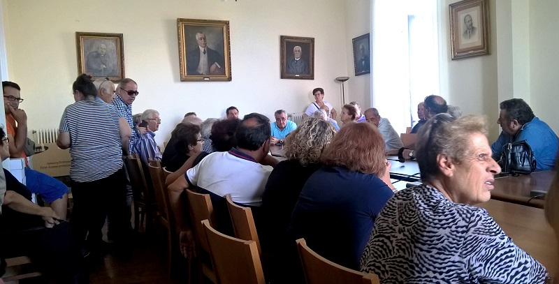 Η συγκέντρωση των Συνετιανών στο δημαρχείο Άνδρου: Απίστευτα κι όμως αληθινά…