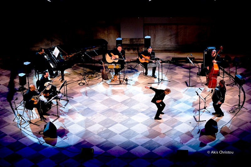 Ο Σταύρος Ξαρχάκος στην Άνδρο με 