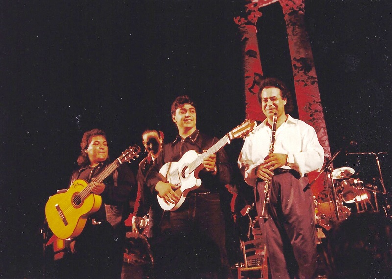 Ο Βασίλης Σαλέας στο γαλλικό φεστιβάλ Mosaique Gitanes σε μουσική Σταμάτη Σπανουδάκη...