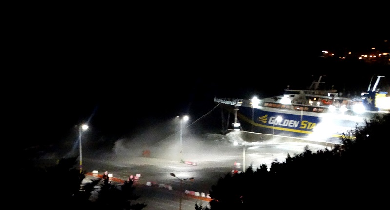 Τo πήρε και τo σήκωσε τη νύχτα ο αέρας το λιμάνι της Ραφήνας...