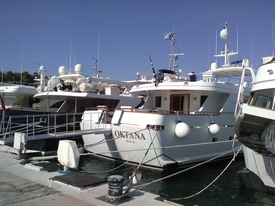 Ένα ανδριώτικο στολίδι στη Βουλιαγμένη περιμένει την επόμενη μέρα