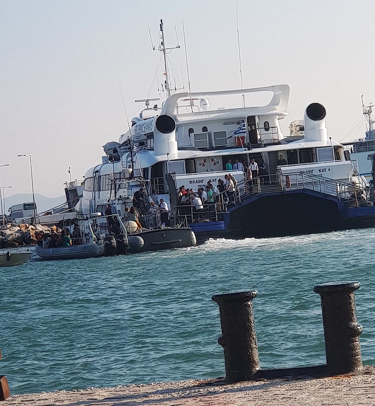 Τράκαρε το FlyingCat4 στα βράχια της προβλήτας στη Ραφήνα!!