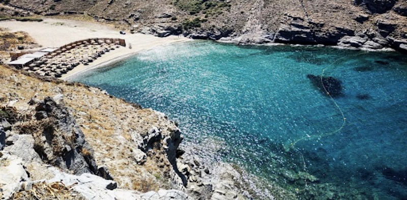 ΑΠΟΘΗΚΕΣ: Μια οργανωμένη παραλία... ακόμα κι απέναντι σε τσούχτρες!!!