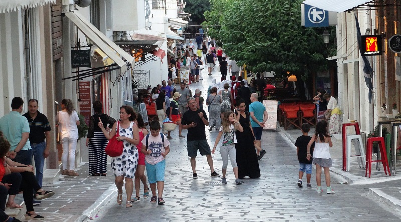 Overtourism: από αυτό πάσχει η Σαντορίνη, αλλά όχι η Άνδρος!!!