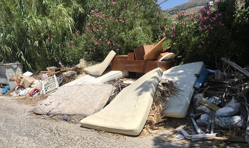 ΑΠΑΓΟΡΕΥΕΤΑΙ ΑΥΣΤΗΡΑ, η απόρριψη ογκωδών και μπάζων 