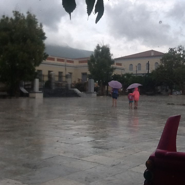 Ξαφνικό μπουρίνι στην Άνδρο και ατύχημα. Αλλά και δύο ειδήσεις που ενδιαφέρουν