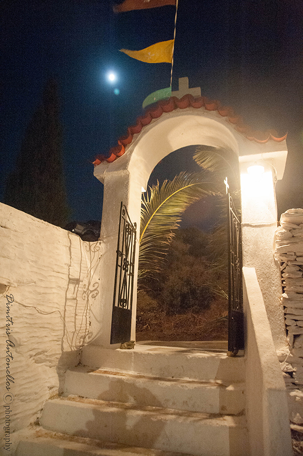 Η αυγουστιάτικη πανσέληνος και το πανηγύρι της Μονής Γεννήσεως Θεοτόκου στο Στενό 