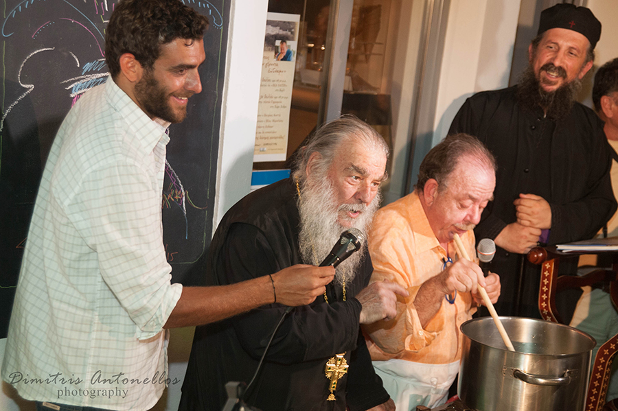 Μαγειρεύοντας με τον πατέρα Ευδόκιμο και τον Ηλία Μαμαλάκη στο Κόρθι