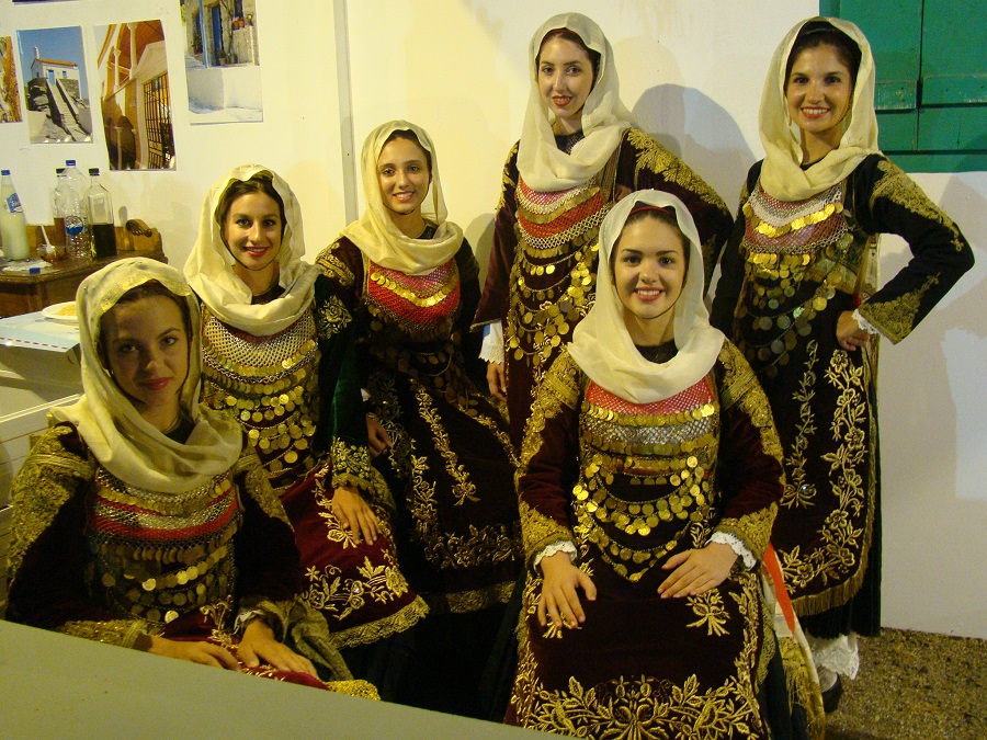 Όμορφα που 'ναι στο νησί, γλέντι, τραγούδι και φαΐ... 