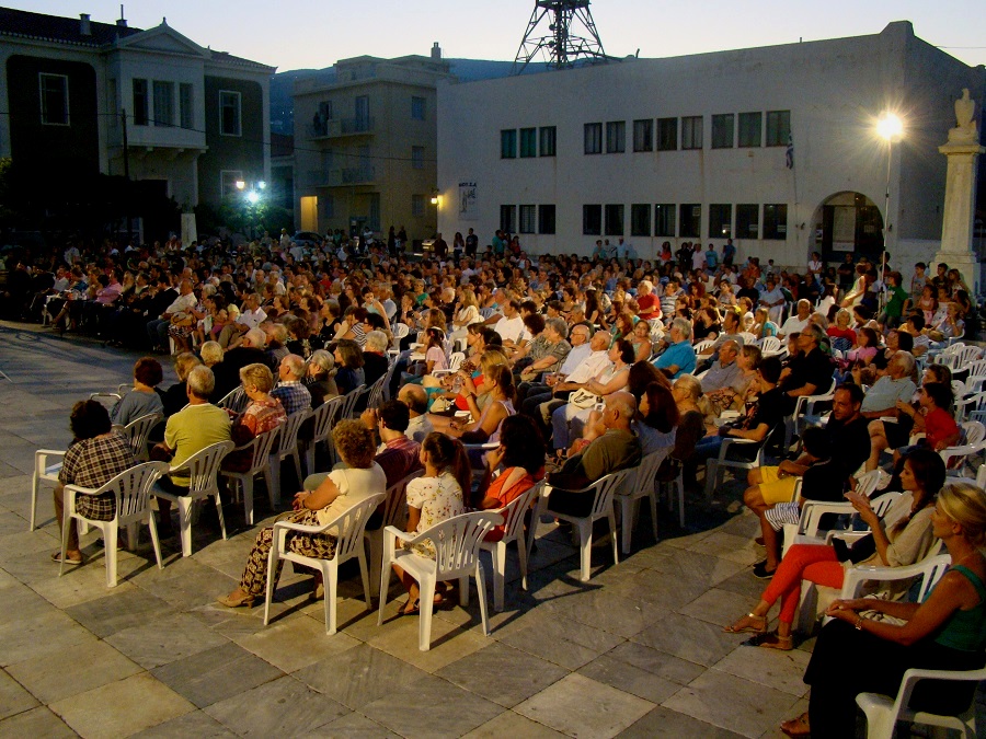 Η Χώρα τίμησε τον γέροντα Ευδόκιμο μαγειρεύοντας με συγκίνηση μαζί του...