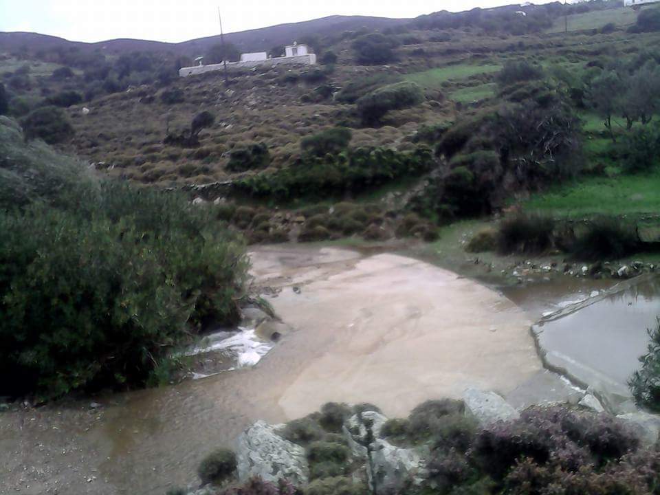 Το ποτάμι κυλάει ανάμεσα μας…