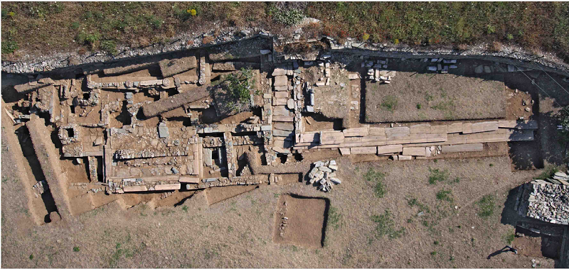 ΠΑΛΑΙΟΠΟΛΗ: Εκεί που η αρχαιολογία εμποδίζει… τους αρχαιολόγους (!), αποκλείει… τον αρχαιολογικό χώρο (!) και δυσκολεύει την ταφή των νεκρών! Το νεοελληνικό αλαλούμ…