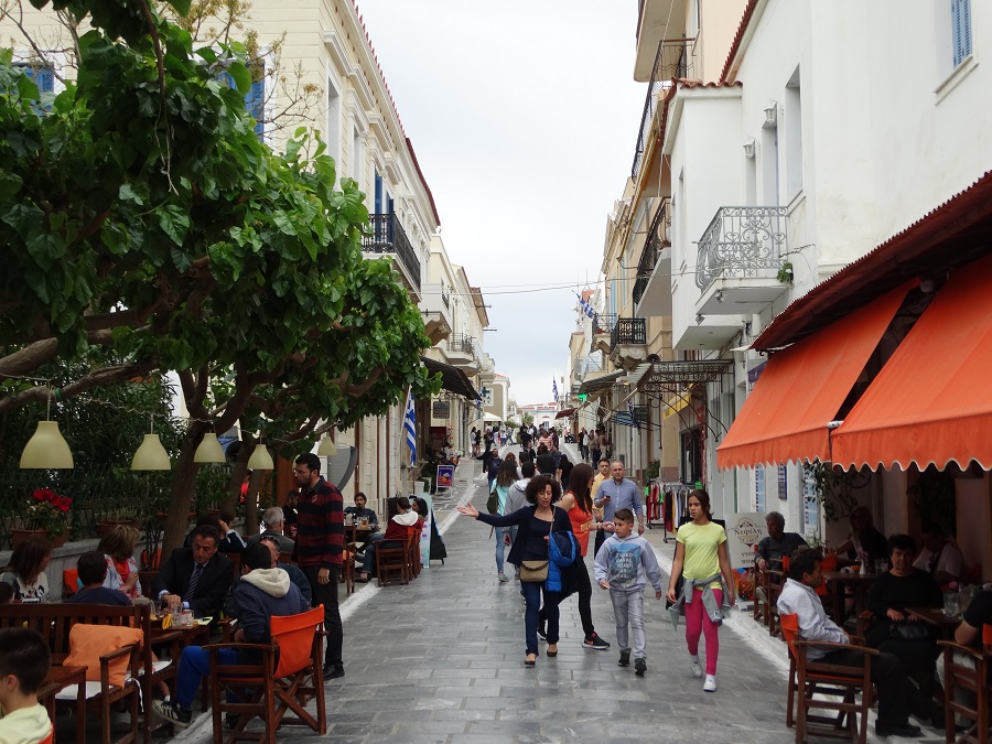 Οι ολοχρονίς, οι ολιγοφρενείς και οι δύο κοινωνίες της Άνδρου!