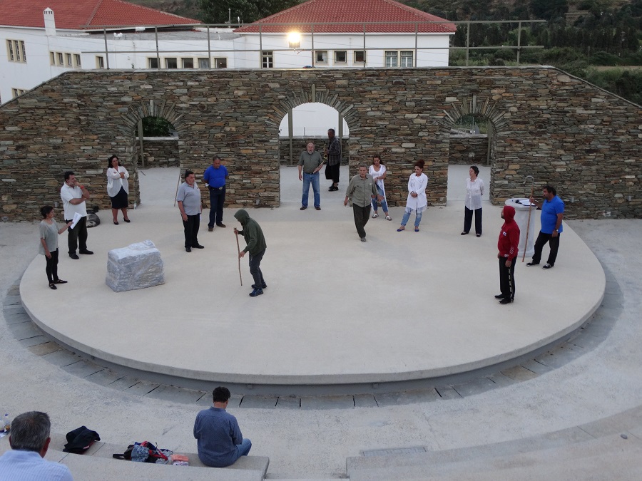 Λαϊκή Σκηνή Άνδρου: πρόβα στον Οιδίποδα...(φωτορεπορτάζ) Λαϊκή Σκηνή Άνδρου: πρόβα στον Οιδίποδα...(φωτορεπορτάζ)