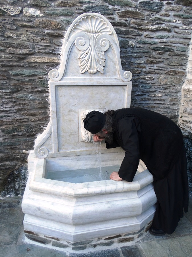 Η μνημειακή βρύση της Μονής Παναχράντου