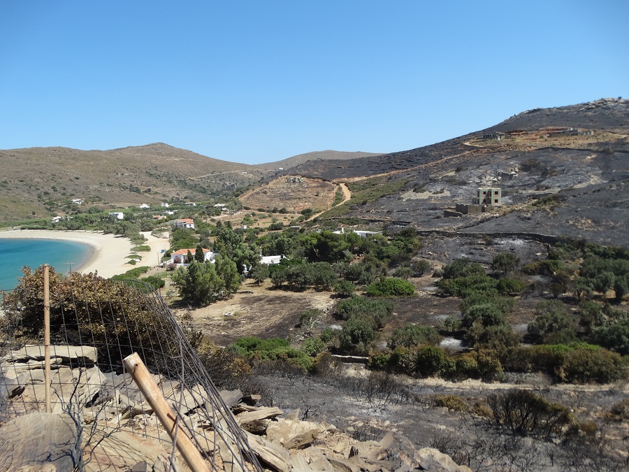 Στου Φελλού την ολόμαυρη ράχη περπατώντας η Άνδρος μονάχη... (φωτορεπορτάζ)