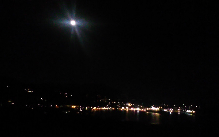 Είναι κάτι νύχτες  με φεγγάρι στο Γαύριο...