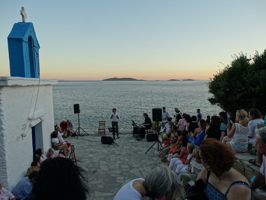 Λυρικό ηλιοβασίλεμα στον Άγιο Κυπριανό με τον Βασίλη Λέκκα