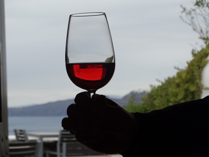 Ιστορίες κρασιού και σκηνικά ούζου από τη Σαντορίνη του μέλλοντος...